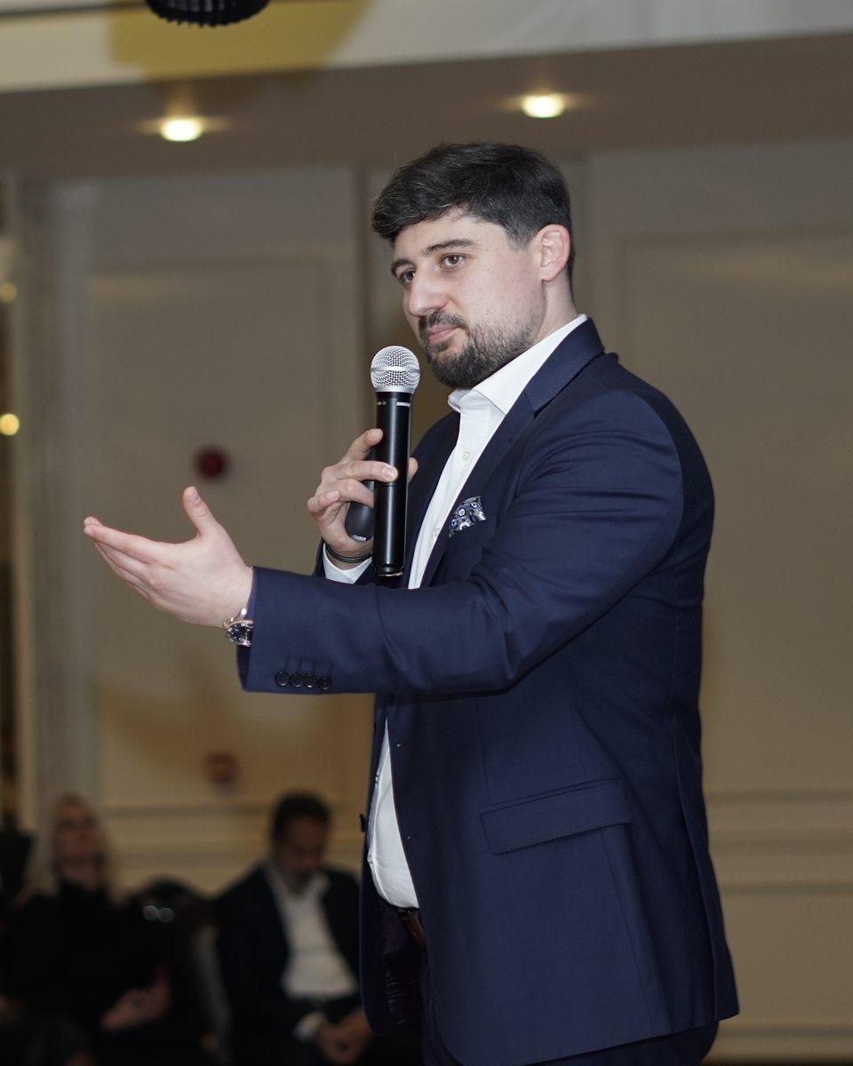 Настап во Истанбул, ноември 2022, со микрофон во рака, свртен кон салата
